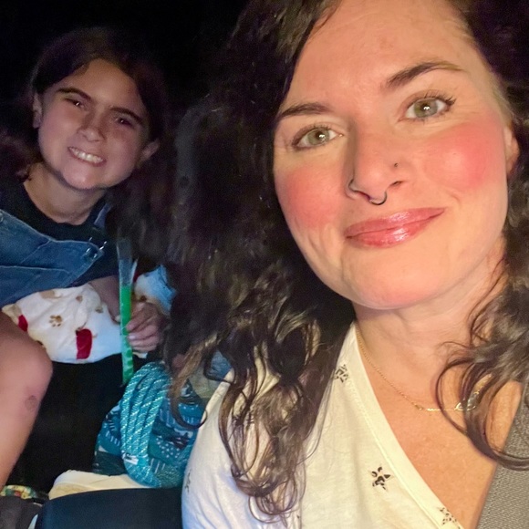 Hi! Meet Jasmine, your posher. Mom, shopper, seller and treasure hunter. 💙✌🏻👑 - Picture 9 of 12